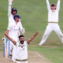 Image of a cricket game taking place